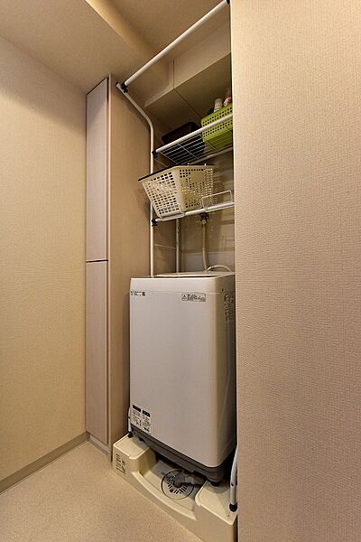 【洗面室】洗濯機置場が設置されています。リネン庫も備わっているため、タオルや洗濯用品をすっきりと収納できます。