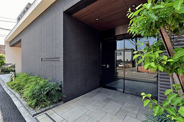 【エントランス】清潔に保たれているマンション共用部です。防犯カメラやトリプルセキュリティが採用されています。