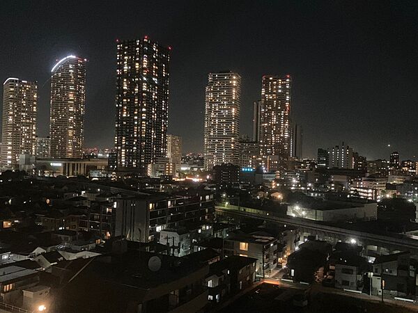 【住戸からの眺望】12階高層階ならではの開放的な夜景が広がります。遮るもののない、贅沢な光のパノラマをお楽しみいただけます。※眺望は将来に渡って保証するものではありません。