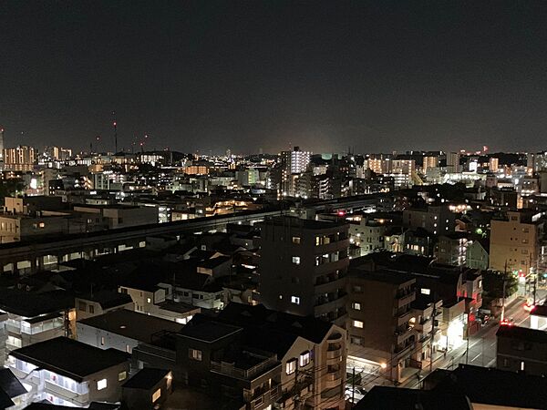 【住戸からの眺望】12階のプライベート空間から見渡す、煌めく美しい夜景。寛ぎのひとときを満喫できる開放的な景色が広がります。※眺望は将来に渡って保証するものではありません。