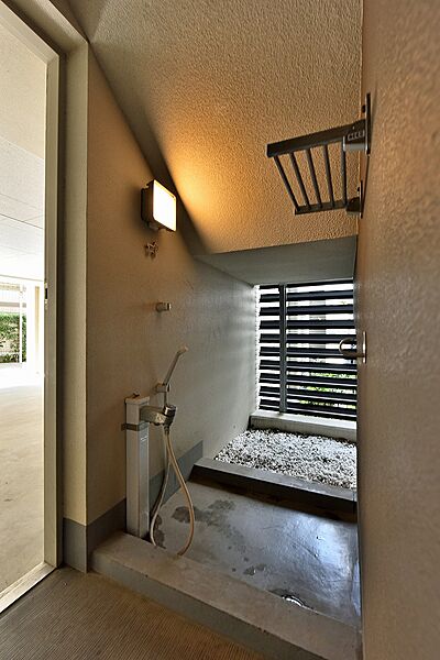 【ペット足洗い場】お散歩後にサッと汚れを落とせるペット専用の足洗い場。ペットとの暮らしに寄り添った設備です。