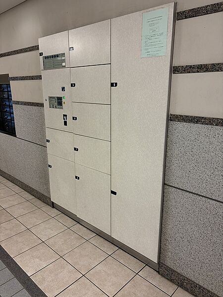 【宅配ボックス】不在時でも荷物の受取ができる宅配ボックスが設置されています。再配達の手間を気にせず快適にネットショッピングをお楽しみいただける設備です。