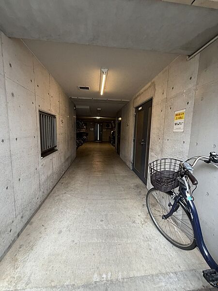 【駐輪場】マンション敷地内の駐輪場です。屋根があり、直射日光や雨が当たらないのが嬉しいポイントです。空き状況についてはお気軽にお問い合わせください。