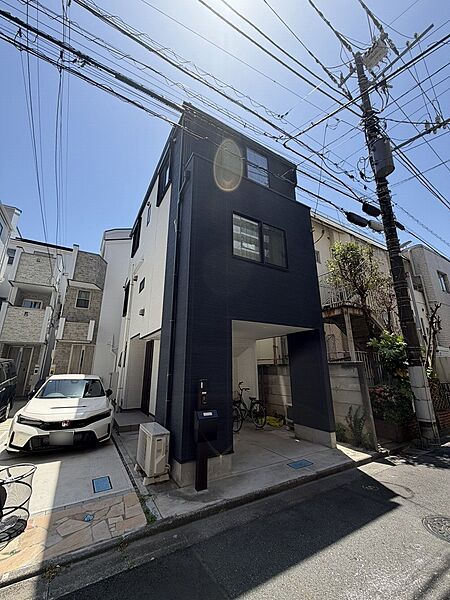 【現地外観】周辺には小中学校や幼稚園・買い物施設などが点在する、利便性の高いロケーションです。周辺環境と併せてぜひご検討ください！