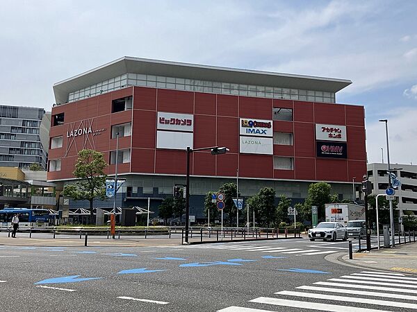 【ラゾーナ川崎プラザ】徒歩16分(約1250m)。飲食店やファッション＆ビューティー、家電量販店などが入っているショッピングセンター。営業時間は10:00～21:00(店舗により異なります)。