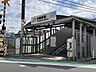 周辺：浜川崎方面・尻手方面へアクセスできます。スロープが設置されており、車椅子やベビーカーでの利用が可能です。