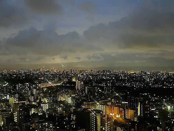 日が暮れると、日中とは一味違った夜の街並みが満喫できます。一日の終わりには、夜景を見ながらお酒を楽しんだり、素敵な時間が過ごせそうです。心豊かな癒しのひと時をお楽しみください。