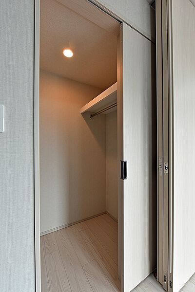 【WIC】約3.5帖の洋室に設けられています。枕棚・ハンガーパイプ付きで、空間を余すことなく活用できそうです。衣類や小物はもちろん、スーツケースや季節家電などの収納も可能。