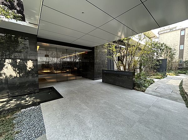 【エントランス】マンションの入口には屋根が設けられています。傘をさして帰ってきた際に、慌てずに傘を閉じることができます。
