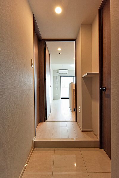 【廊下】LDKに直接出入りできるレイアウト。玄関横にはトイレが設置されているため、帰宅時や外出前にも利用しやすく、生活動線に配慮されています。
