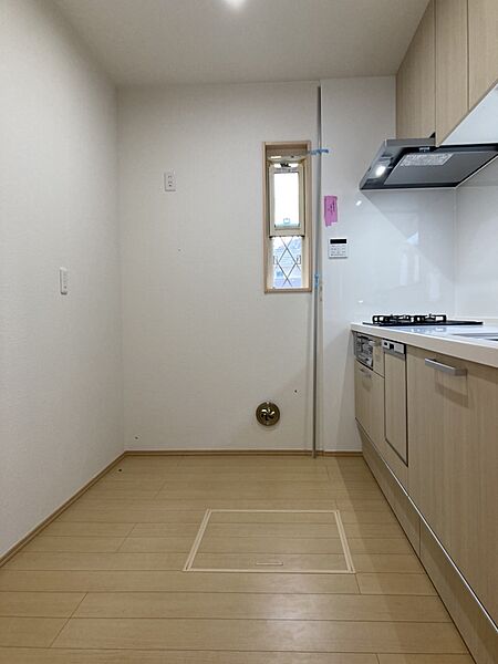 【キッチン】キッチン横と正面の2面に窓が配置されており、換気をしながら料理ができます。ダイニング側へも匂いを届きにくくしてくれます。