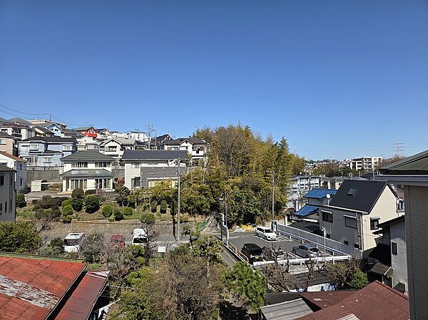 【眺望写真】キッチンの窓からは北側の街並みを見下ろす眺めが広がり、高台ならではの開放感を感じられます。※眺望は将来にわたって保証するものではありません。
