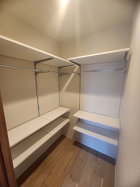 【収納】約6.1帖の洋室に設置されたクローゼットです。ハンガーパイプと枕棚が備わっています。衣類や小物など、すっきりと収納できそうです。