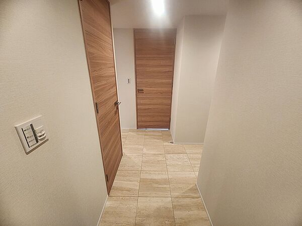 【廊下】玄関から各居室へと繋がる廊下は、温かみのある色合いでまとめられています。玄関から室内の様子が見えにくいので、プライバシーが守られます。