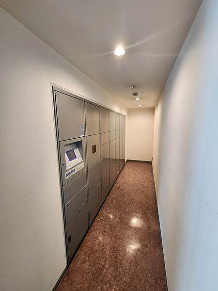 【宅配ボックス】不在時でも荷物の受取が可能な宅配ボックスが設置されています。再配達の手間がかからず、気軽にネットショッピングをお楽しみいただけます。