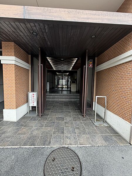 【エントランス】東急東横線「日吉」駅とJR南武線「武蔵小杉」駅へ、バスでアクセス可能です。地上11階建・総戸数98戸、オートロック付きのマンションです。