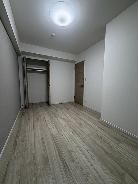 【洋室/約6.0帖】クロス・フローリング・建具などの内装リフォームが行われています。ハンガーパイプ付きの収納があり、衣類を掛けたまま保管できます。