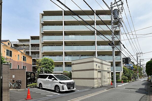 【現地外観】周辺には、幼稚園、保育園、小学校、中学校が徒歩6分圏内に揃います。子育て世帯にもおすすめの住環境です。