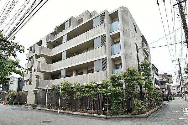 【現地外観】大切なペットと一緒に暮らせるマンションです(飼育細則有)。コンビニ、スーパー、ドラッグストアが徒歩10分圏内に揃います。生活しやすい住環境も魅力。
