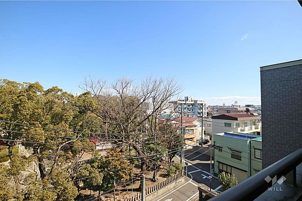 北側バルコニーからの眺望（。道路を挟んで丸山神社に隣接しているため閑静な住環境です。