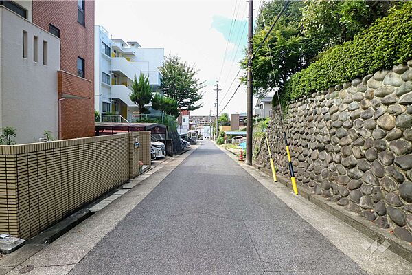 物件の北側前面道路（東側から）［2025年9月19日撮影］