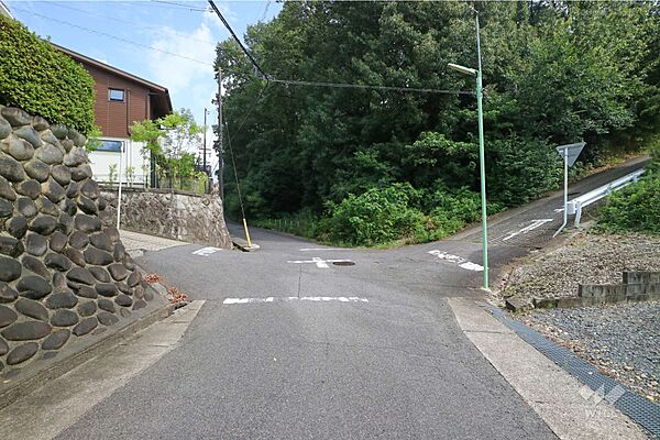 物件の北側前面道路（西側から）［2025年9月19日撮影］