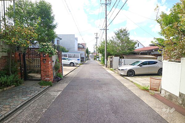 物件の南側前面道路（東側から）［2025年9月19日撮影］