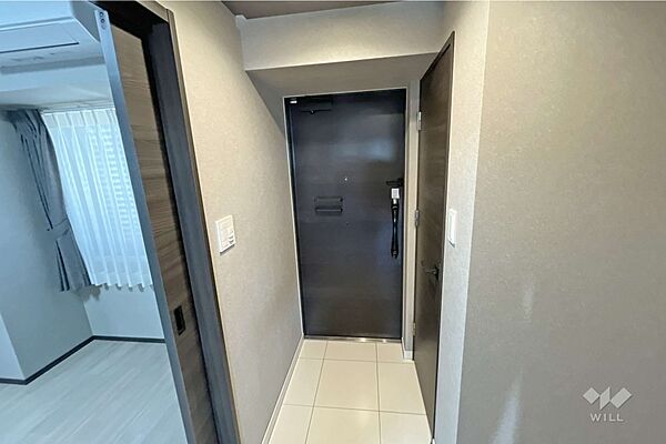 玄関は背の高いシューズボックス付き。ご家族の人数が多い世帯でも収納に安心ですね。