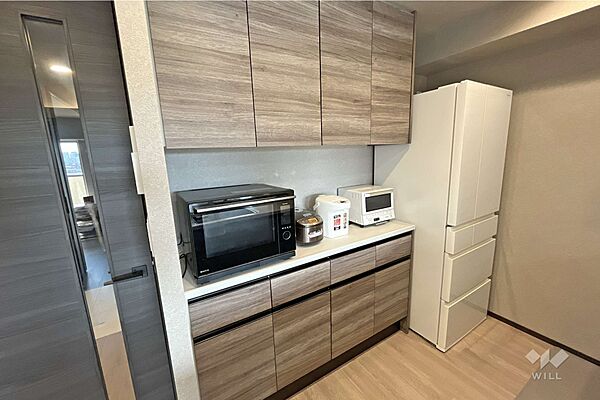 キッチンは開放的な対面キッチン。背部にはカップボードがあるため、食器の収納もしやすいです。