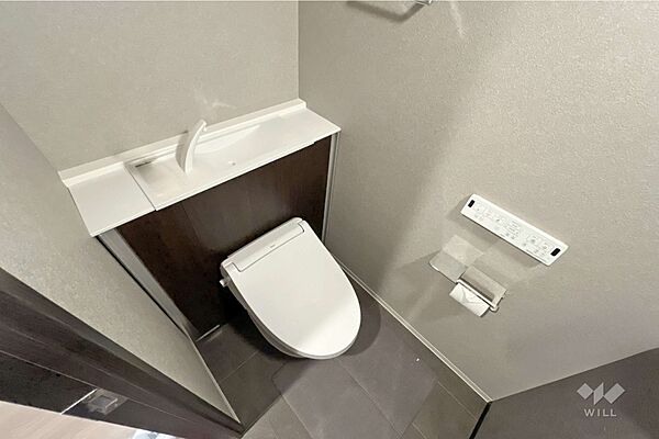 トイレはスタイリッシュなデザインで、タンクが隠れるようになっています。手洗い付きです。
