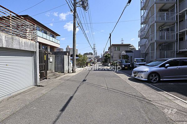 敷地北側の前面道路（西側から）