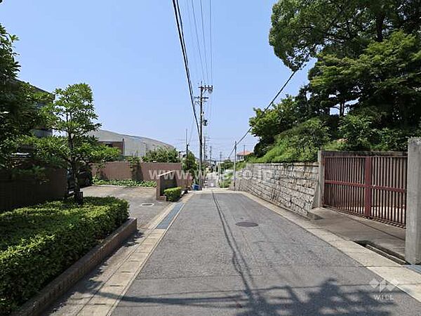 敷地の北側前面道路（東側から）