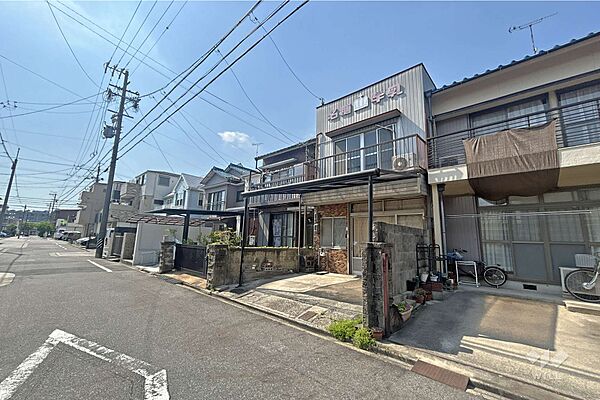 物件（南東側から）小中学校徒歩圏内、周辺にスーパーも複数ございます。