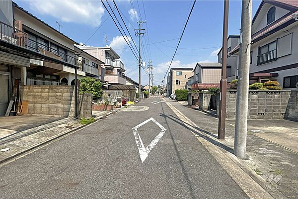 物件の南側前面道路（西側から）前面道路は約7.2m。駐車も楽々な道幅がございます。一方通行で、車通りも少ないので、お子様が歩くのにも安心な道です。