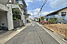 外観：物件の南西側前面道路（南東側から）［2026年6月29日撮影］