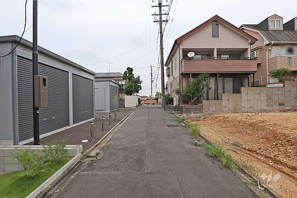 物件の西側前面道路（南側から）［2026年6月30日撮影］