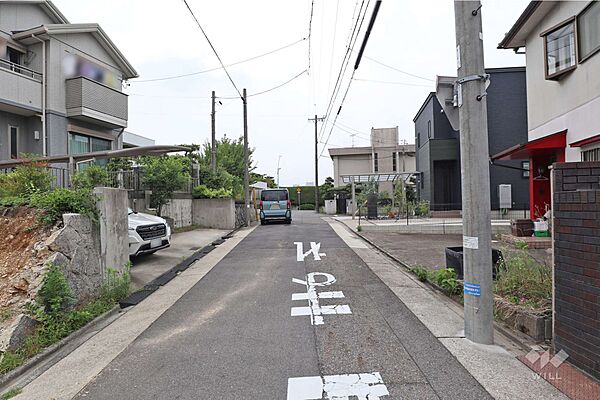物件の南側前面道路（西側から）［2026年6月30日撮影］