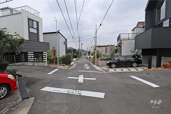 物件の南側前面道路（東側から）［2026年6月30日撮影］