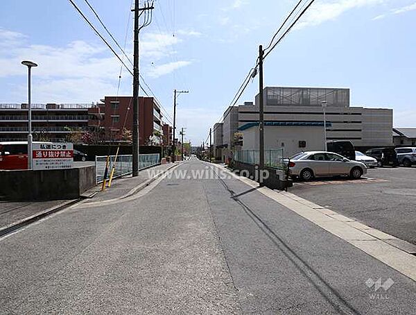 物件の西側前面道路（北側から）