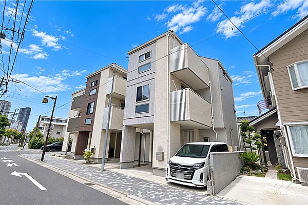 物件の外観（北東側から）。駅からフラットアクセス。小中学校や商業施設が徒歩圏内。