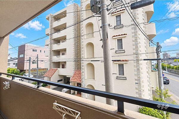 バルコニーからの眺め（南東方向）。建物に遮られますが、どこかのお部屋と目が合うこともないのが魅力