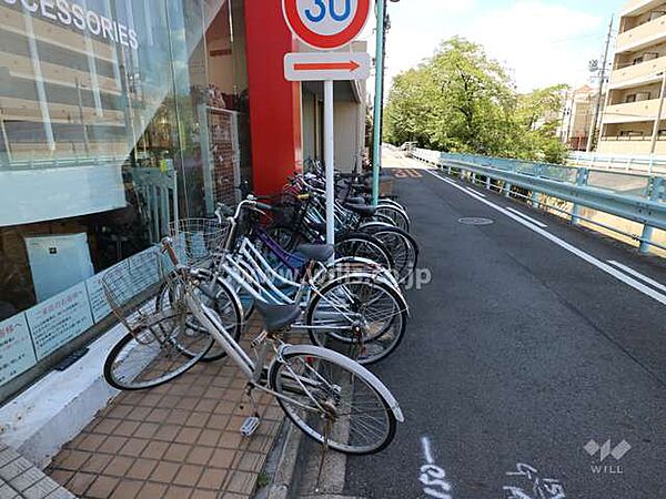 敷地の東側前面道路（南側から）