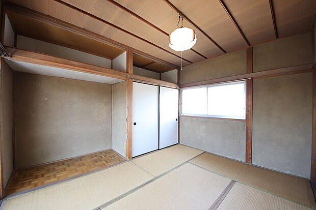 2階和室　和室にはお布団がしまえるスペースもあります　お部屋を広くご利用出来ます。