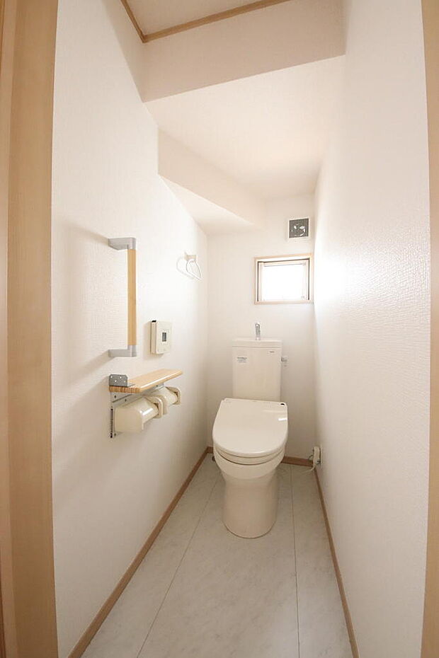 災害時でも安心のタンク付きトイレ。1階と2階の2か所にトイレを設けています。手摺り付きで安心(　^^　)