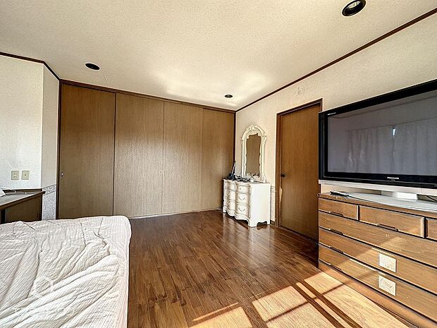 洋室西側　収納スペース充実　お部屋を広く使えます。