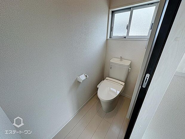 2階トイレ　災害時でも安心のタンク付きトイレ。1階と2階の2か所にトイレを設けています。