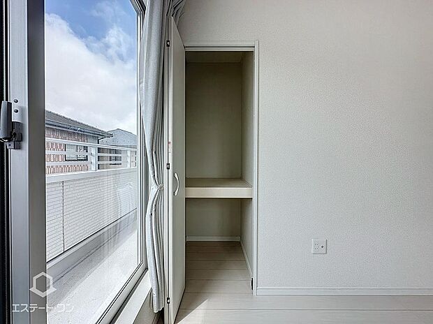 2階洋室6帖収納　棚があり、用途ごとに収納可能です。