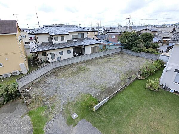 小学校まで徒歩約10分、中学校まで徒歩約1分