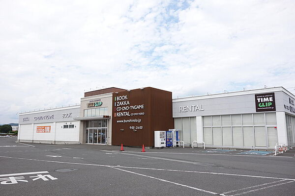 レンタルショップが併設された本屋さん　同じ敷地内にスーパー、ドラッグストア、ホームセンター、ファミリーレストランがございます　