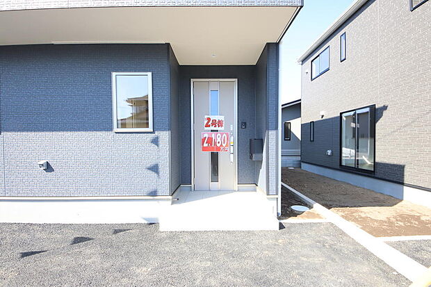 南向きの玄関は朝から明るく、気持ちよく通学通勤出来ますね